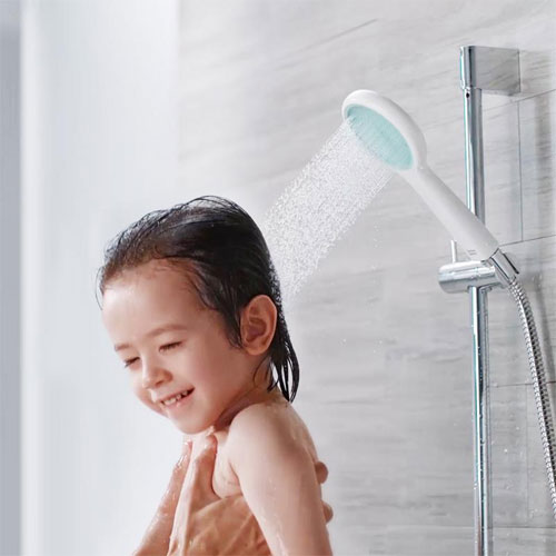  Tắm cho trẻ bằng vòi hoa sen cần rất chú ý